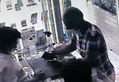 Telefonları kaptı, kaçtı