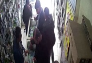 Telefonunu çalan kapkaççıyı tekmeyle yere serdi
