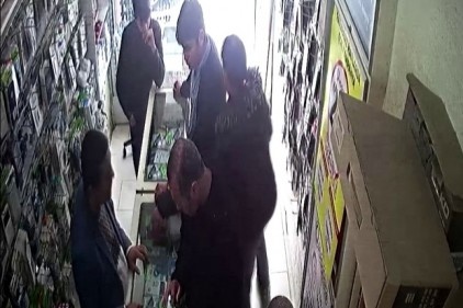 Telefonunu çalan kapkaççıyı tekmeyle yere serdi