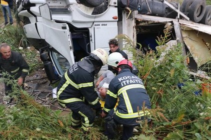 Tem Otoyolunda yolcu otobüsünün çarptığı balık yüklü kamyon şarampole uçtu: 3 yaralı 