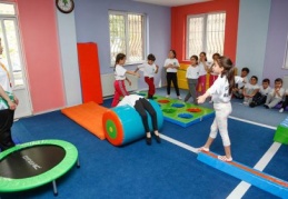 Temel jimnastik ve geleneksel çocuk oyunları öğretiliyor