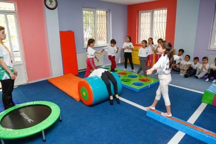 Temel jimnastik ve geleneksel çocuk oyunları öğretiliyor