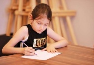 Temel resim kursunda haftanın 6 günü farklı yaş guruplarına özel ders veriliyor