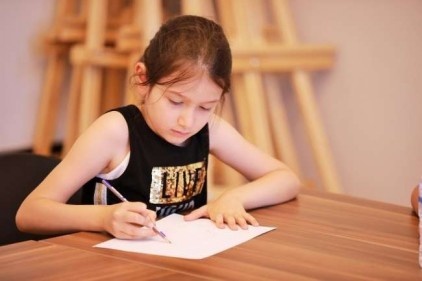 Temel resim kursunda haftanın 6 günü farklı yaş guruplarına özel ders veriliyor