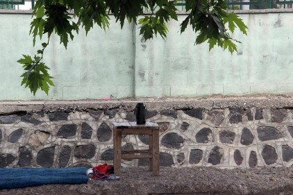 Temizlik işçileri, suyun içinde el bombası buldu