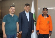 Temizlik işçisi sokakta bulduğu 20 bin lirayı sahibine teslim etti 