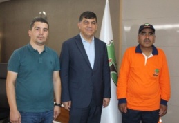 Temizlik işçisi sokakta bulduğu 20 bin lirayı sahibine teslim etti 