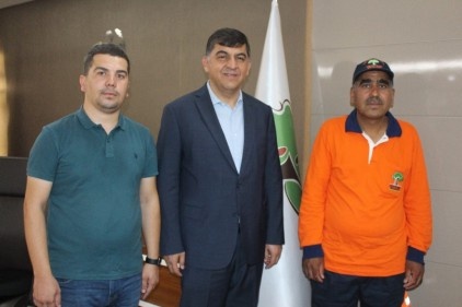 Temizlik işçisi sokakta bulduğu 20 bin lirayı sahibine teslim etti 