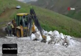 Temmuz ayında diz boyu kar