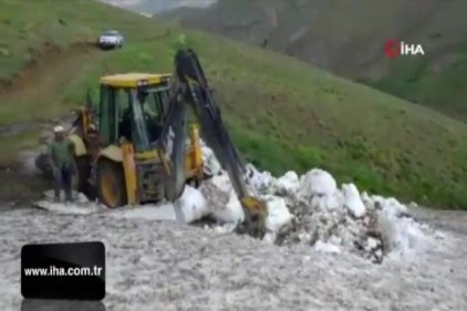 Temmuz ayında diz boyu kar