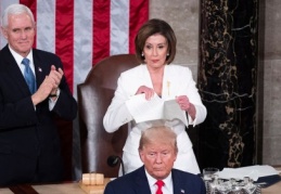 Temsilciler Meclisi Başkanı Pelosi Trump'ın konuşma metnini yırttı