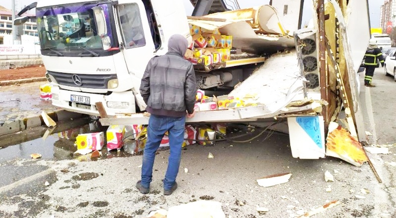 Tenekelerce yağ yere döküldü