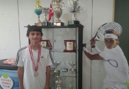 Tenis Turnuvasında 14 yaş kategorisinde 1. oldu