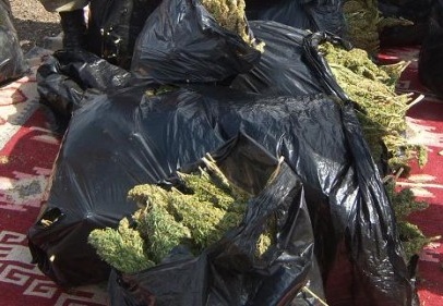 Terk edilmiş halde olan otomobilde 71 kilo esrar bulundu