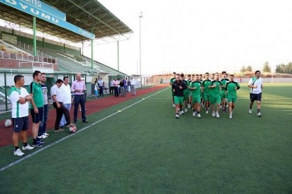 Terlemez ve yönetim kurulu üyeleri futbolculara yeni sezonda başarılar diledi