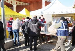 Terminalde bekleyenlere kumanya dağıtıldı