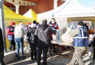 Terminalde bekleyenlere kumanya dağıtıldı