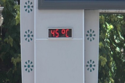 Termometre, 45 dereceyi gördü, vatandaşlar parklara koştu 