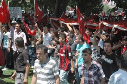 Terör protesto edildi