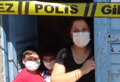 Testler karışınca evde mahsur kaldılar