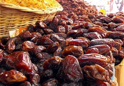 Tezgahlarda her cinsten hurma var