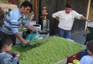 Tezgahlarda yerini alan yeşil zeytin yok satıyor