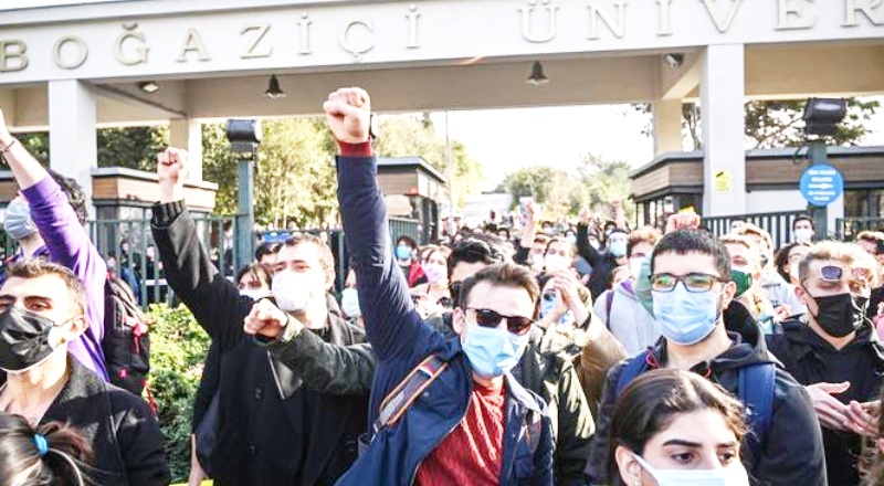 The Guardian: Türkiye'nin gençleri Erdoğan'a karşı tavır alıyor