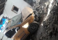 Ticari taksi eve daldı, 6 yaralı var