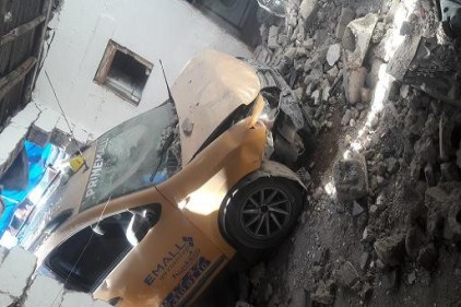 Ticari taksi eve daldı, 6 yaralı var