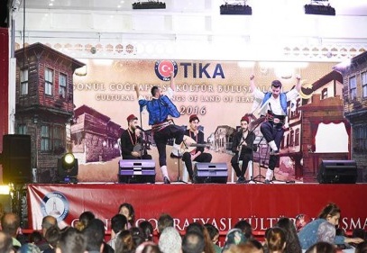 TİKA tırı Türkiye’de sadece Şahinbeylilere gösterilerini sundu