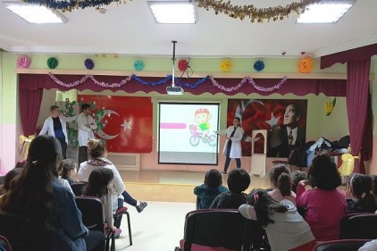 Tıp Fakültesi öğrencileri &#8220;Trafikte Çocuk Güvenliği&#8221;ni anlattı