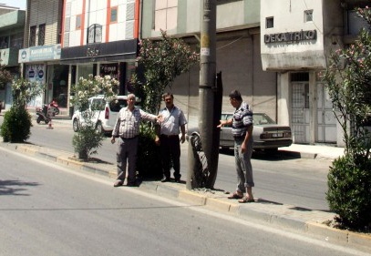 TIR çapan elektrik direğinin değiştirilmesi isteniyor