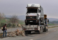 TIR devrildi, 1 yaralı