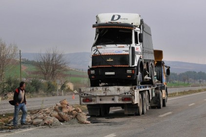 TIR devrildi, 1 yaralı