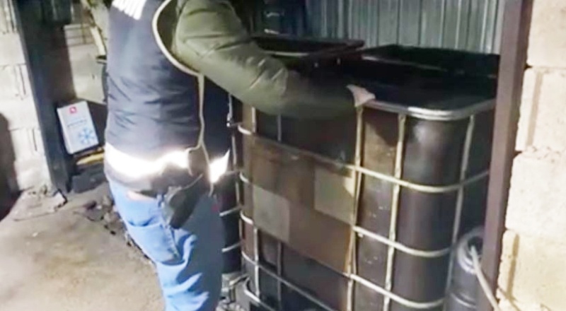 Tır garajından 5 bin litre kaçak akaryakıt çıktı