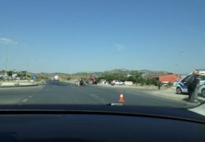 Tır ile çarpışan traktör ikiye ayrıldı