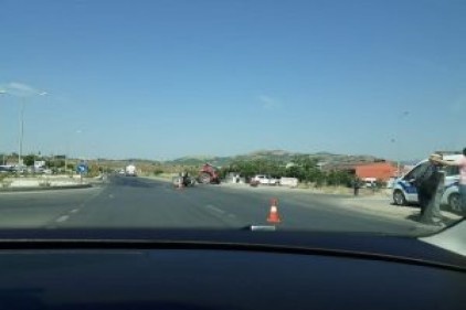 Tır ile çarpışan traktör ikiye ayrıldı 