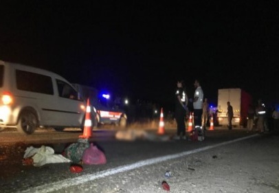 Tır ile traktör çarpıştı