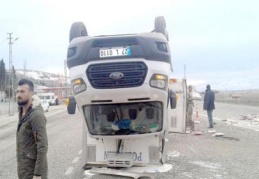 Tır ile yumurta yüklü kamyonet çarpıştı: 3 yaralı