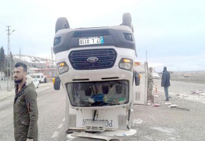 Tır ile yumurta yüklü kamyonet çarpıştı: 3 yaralı
