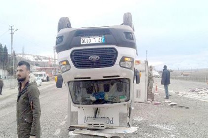Tır ile yumurta yüklü kamyonet çarpıştı: 3 yaralı