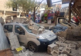 TIR kamyonete, kamyonet istinat duvarına çarptı, şans eseri yaralanan olmadı.