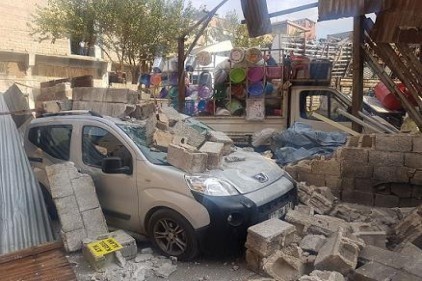 TIR kamyonete, kamyonet istinat duvarına çarptı, şans eseri yaralanan olmadı.