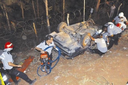 TIR karşı şeride geçip, otomobili biçti