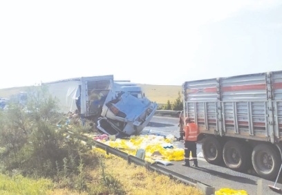 TIR kazasında araçta sıkışan sürücü hayatını kaybetti