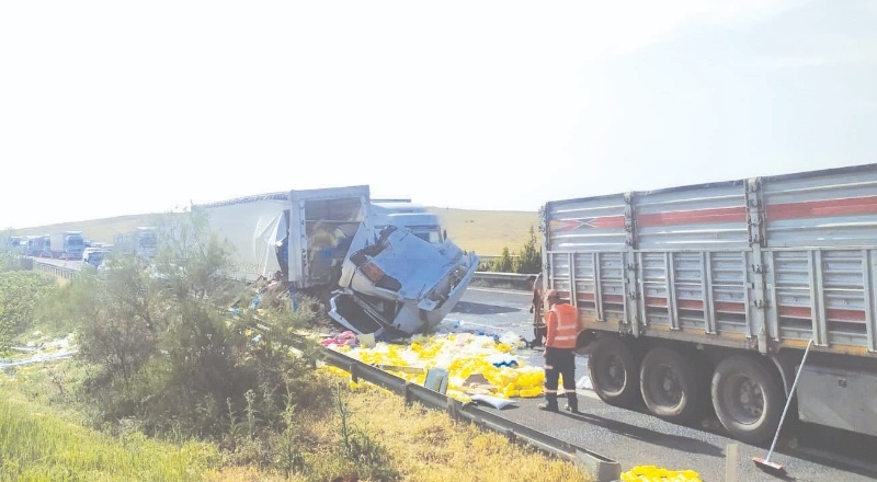 TIR kazasında araçta sıkışan sürücü hayatını kaybetti