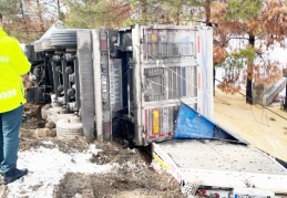 Tır önüne kattığı kurtarıcının üzerine devrildi