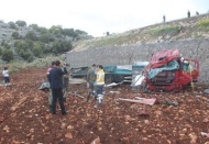 TIR uçuruma yuvarlandı: 1 ölü