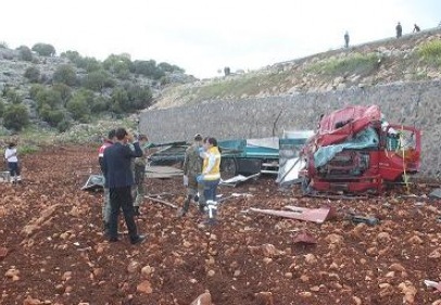 TIR uçuruma yuvarlandı: 1 ölü