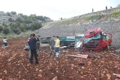 TIR uçuruma yuvarlandı: 1 ölü